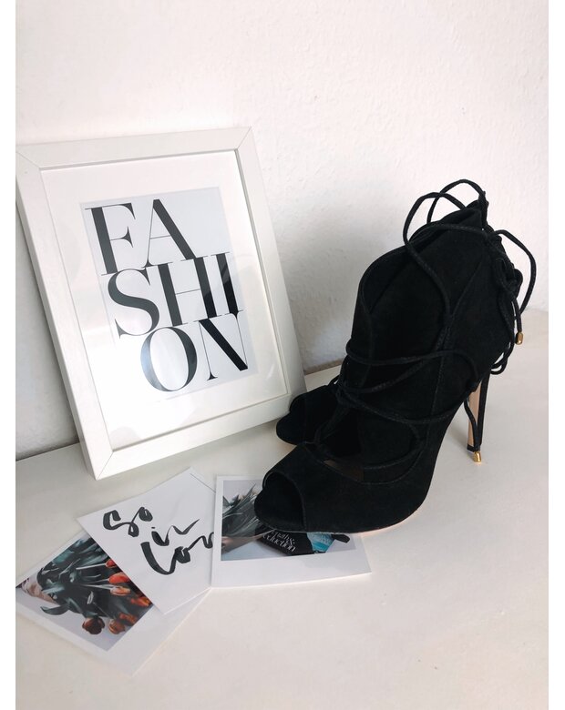 Absatzschuh mit Schnrung
