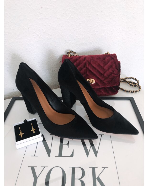 schlichter, eleganter Samtschuh